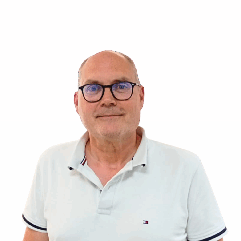 Freundliches Porträt eines älteren Mannes Namens Andreas mit Brille und einem weißen Poloshirt, der in die Kamera lächelt.