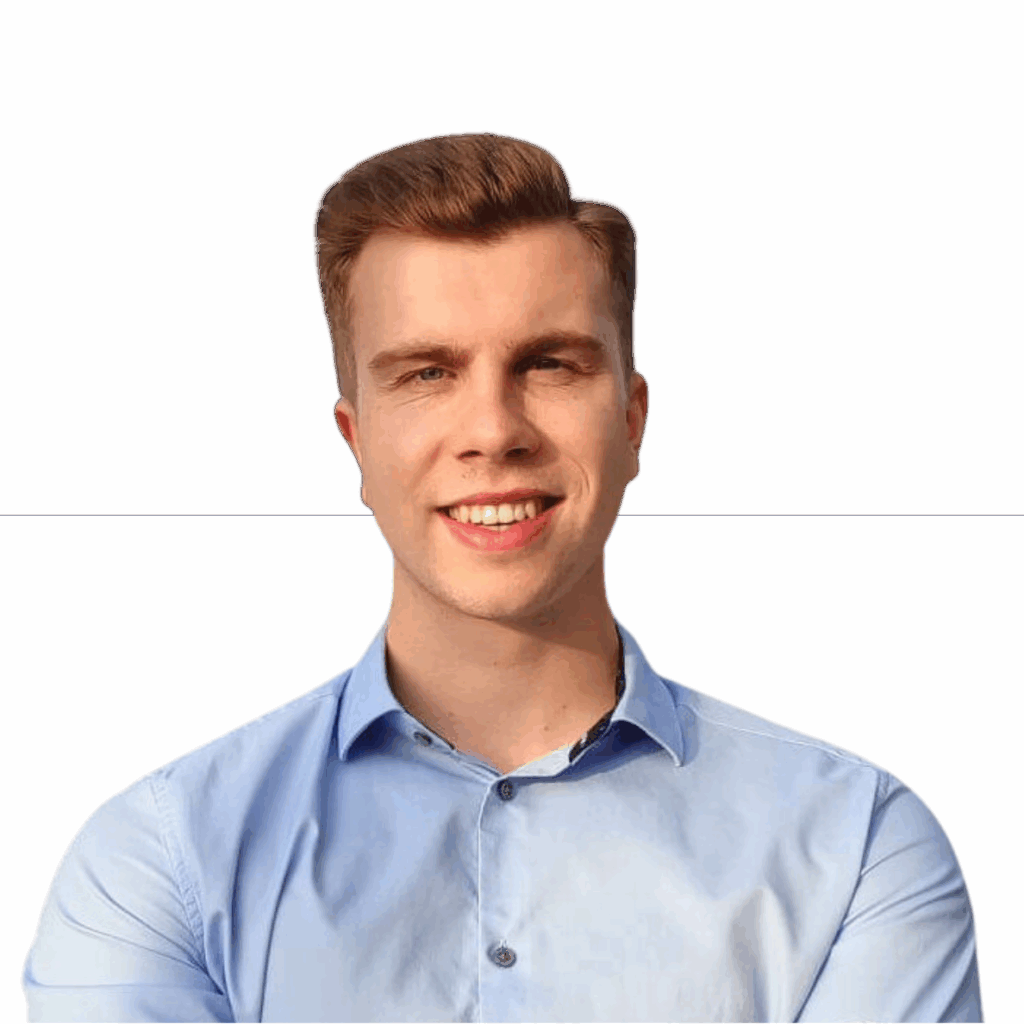 Freundliches Porträt eines jungen Mannes namens Bennet mit blonden Haaren und einem hellblauen Hemd, der lächelnd in die Kamera blickt.